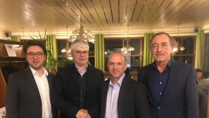 Bild: exb
Nach der Nominierungsversammlung beglückwünschten SPD-Kreisvorsitzender Peter Wein und Ortsvorsitzender Lorenz Güntner (von links) sowie Bezirksvorsitzender Franz Schindler (rechts) den frisch gebackenen Bürgermeister-Kandidaten Stefan Rauch (Zweiter von rechts).