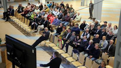 Bild: Wolfgang Steinbacher
OB Michael Cerny spricht bei der Bürgerversammlung in der Aula des Beruflichen Schulzentrums.