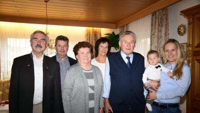 Bild: bey
Josef und Agnes Lorenz (Mitte) feiern das seltene Fest der diamantenen Hochzeit. Dazu gratulieren Tochter Karin Meiler mit Ehemann Bernhard, Enkeltochter Michaela (rechts) mit Urenkel Leopold, Bürgermeister . Karl-Heinz Preißer überbringt die Glückwünsche des Marktes.