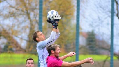 Bild: schrems
Der Münchberger Keeper Mario Möschwitzer packt hier vor dem Tirschenreuther Alexander Wölfl (rechts) zu. Der FC verlor die Heimpartie mit 1:2. Jetzt geht es für die Kreisstädter zum Tabellenführer nach Selb – alles andere als eine leichte Aufgabe.