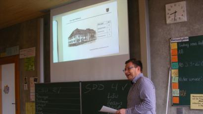 Bild: exb
Marktrat Jürgen Kraus besucht die vierte Klasse der Plößberger Grundschule. Ein Thema im Heimat- und Sachkundeunterricht ist „Die politische Gemeinde“. Dazu kann der Gast den Schülern viele Fragen beantworten.