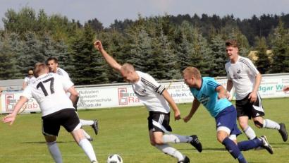 Bild: hho
Der Konnersreuther Mathias Härtl (rechts, in blau), verfolgt die Steinmühler Michael Mark und Andreas Reichl (Nummer 17). Ein Bild aus dem Hinspiel, das die Steinmühler mit 0:2 in Konnersreuth verloren. Jetzt steht das Rückspiel zuhause für den SV an. Aber inzwischen ist Steinmühle auf dem 13. Platz abgerutscht und Konnersreuth liegt auf Rang drei. Der Gastgeber rechnet sich deswegen nicht viel aus.