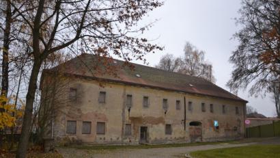 Bild: ck
Das ehemalige Forstamtsgebäude soll für fünf Millionen Euro saniert werden. Eigentümer ist der Landkreis Neustadt. Die Stadt Vohenstrauß nimmt das Objekt in das Städtebauförderprogramm mit auf.