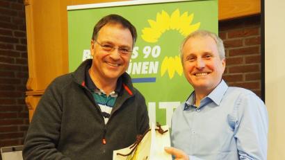 Bild: Bühner
Der Sprecher des Kreisverbands Weiden der Grünen Stephan Korb (links) gratuliert dem Direktkandidaten Klaus Bergmann zum guten Wahlergebnis.