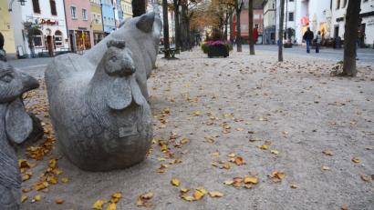 Bild: gsb
Wenn es im Sommer warm und trocken wird, beschweren sich die Gäste über Sand im Essen. Der Sandpaltz soll jetzt grün werden.