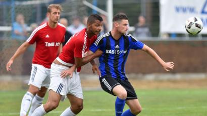 Bild: A. Schwarzmeier
Packende Zweikämpfe sind im Derby zwischen der SpVgg SV Weiden und dem SV Etzenricht garantiert: Im Vorrundenspiel, das Weiden 2:0 gewann, lieferten sich nicht nur Josef Rodler (rechts) und Michael Wells (Mitte, links Timo Nürnberger) umkämpfte Duelle.