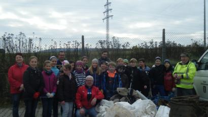 Bild: ads
Die Rama-dama-Aktion des Bund Naturschutz unter der Leitung von Beppo Schuller (vorn knieend) wird dank der Firmlingsgruppe unter der Leitung von Pastoralassistent Andreas Hornauer (hinten rechts) zum Erfolg.