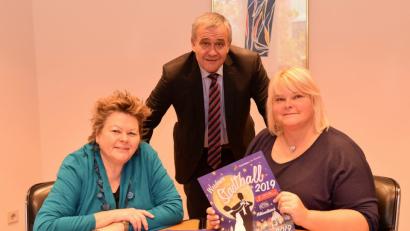 Bild: Porsche
Sie freuen sich schon auf den Stadtball 2019 (von links): Kulturamtschefin Petra Vorsatz, Oberbürgermeister Kurt Seggewiß und Eventmanagerin Gertrud Wittmann, bei der alle Fäden zusammenlaufen.