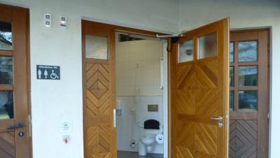 Bild: Portner
Die neue Behinderten-Toilette beim Hintereingang des Rathauses kann ab sofort benutzt werden. Allerdings ist dafür ein Euro-Schlüssel notwendig, welcher als Türöffner links in der Wand eingesteckt wird.