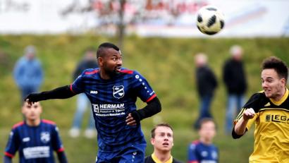 Bild: G. Büttner
Nach dem Sieg bei der DJK Neustadt geht es für die DJK Irchenrieth (links Parfait Douhadji beim Kopfball) zum nächsten Top-Spiel. Die Schreiner-Truppe will auch bei Tabellenführer FC Luhe-Markt punkten.