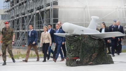 Bild: gsb
Im Juli 2017 kündigte Verteidigungsministerium Ursula von der Leyen bei einem Truppenbesuch in Weiden millionenschwere Investitionen an. Nächste Woche, 15. November, lädt das Bauamt interessierte Fachfirmen zum Infoabend ein.