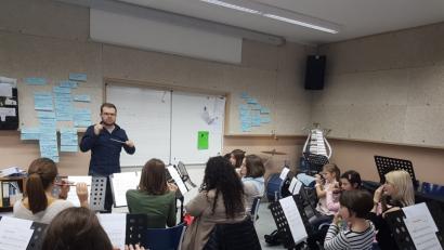 Bild: ekl
Bei ihrer ersten gemeinsamen Probe wurden die jungen Musiker durch ihre Instrumentallehrer unterstützt.