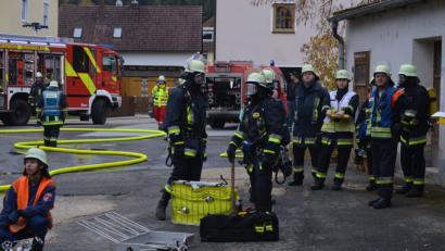 Bild: Graf
Mit einem Großaufgebot rücken die Feuerwehren der Gemeinde Ursensollen dem fiktiven Feuer zu Leibe.