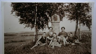 Bild: gpa
Wann diese Aufnahme entstand, ist unbekannt. Das Bild zeigt Margarete, die Ehefrau von Alois Zeitlmann, und ihre Tochter Lina (hinten, von links) sowie (vorne, von links) Sohn Anton, Tochter Fanni, einen „Besucher-Buben“ und Sohn Theo.