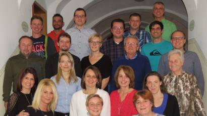 Bild: exb
Die Teilnehmer beim Klassentreffen des Jahrgangs 1977/78 in Bärnau. Mit im Bild die Lehrkräfte Frau Rahm und Herr Hedler.