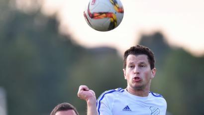 Bild: Alfred Schwarzmeier
Michael Herrmann (rechts) traf als einziger Schirmitzer in Schwarzenfeld. Zeigt er sich auch gegen Wernberg treffsicher?