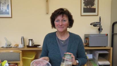 Bild: ubb
Fachoberlehrerin Christiana Enslein hat extra für unseren Bericht Kastanien zerkleinert und angesetzt.