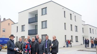 Bild: Gabi Schönberger
Freude über die zweite barrierefreie Wohnanlage des Landkreissiedlungswerks in Altenstadt: (von links) Vorstandsvorsitzender Simon Wittmann, Leitender Baudirektor Manfred Ahles, die Architekten Alexandra Hagl und Axel Weidner, Aufsichtsratschef Gerd Werner, Pfarrer Ulrich Gruber, Vorstand Georg Heigl, Bürgermeister Ernst Schicketanz und Pfarrer Markus Nees.