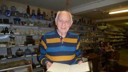 Bild: bk
Markthistoriker Alfons Bösl verwahrt in seinem Heimatmuseum das Tagebuch mit Aufzeichnungen über die Kirwa in den Kriegsjahren 1942 bis 1944. Die Aufzeichnungen stammen wohl von Gottfried Glockner.