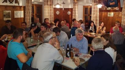 Bild: mmj
Ein volles Haus gab es bei der Versammlung im Gasthaus Gerstmeier, bei dem die Vereinsvertreter der Stadtgemeinde die Veranstaltungstermine bekanntgaben bzw. abstimmten. Den Dank für ihr Engagement untermauerte die Bürgermeisterin mit der Einladung zu einer Brotzeit.