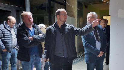 Bild: Thomas Dobler
Der Schwarzenfelder Bauausschuss besichtigte die laufende Generalsanierung der Volkschule, wo derzeit der A-Bau erneuert wird. Architekt Konrad Krauis (Nabburg; Zweiter von rechts) wies auf Einzelheiten des Umbaus hin.