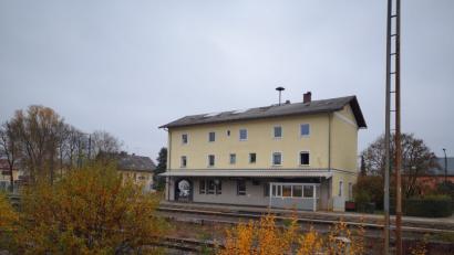 Bild: Thomas Dobler
Wie viele Bahnhöfe ist auch der Schwarzenfelder nicht barrierefrei. Dies soll sich nun ändern, entsprechende Mittel aus dem Bundeshaushalt sind freigegeben.