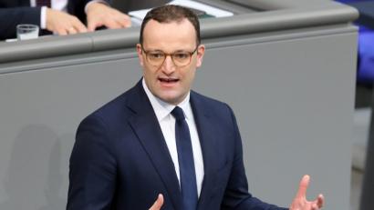 Bild: Wolfgang Kumm/dpa
Jens Spahn (CDU) während der Debatte um das Pflegepersonalstärkungsgesetz. Der Gesundheitsminister polarisiert mit seiner Forderung, dass kinderlose Menschen in Zukunft mehr in die Sozialkassen einzahlen sollen.