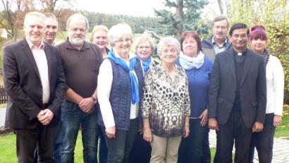 Bild: lep
Ihren 80. Geburtstag feiert Franziska Deitzer (vorne, Mitte) mit ihrer Familie, Vertreterinnen des Katholischen Frauenbundes, Pfarrer Augustin Lobo (Zweiter von rechts) und Bürgermeister Jürgen Kürzinger (links). Die rüstige Jubilarin freut sich über jeden Glückwunsch und genießt ihren Ehrentag.