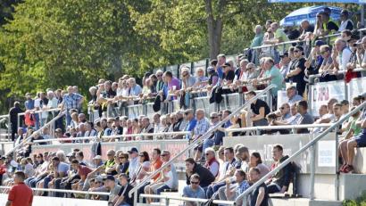 Bild: Ziegler
Die Tribüne der DJK Gebenbach wird sich füllen, wenn am Samstag das Spitzenspiel gegen den TSV Aubstadt steigt.