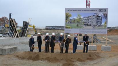 Bild: as
Zum Spaten greifen (von links) Projektleiter Günter Siegl, IGZ-Bauleiter Christian Kopf, Landrat Wolfgang Lippert, die IGZ-Geschäftsführer Wolfgang Gropengießer und Johann Zrenner, Bürgermeister Herbert Bauer, Kassecker-Geschäftsführer Bernd Fürbringer und Hochbauleiter Dirk Bochmann.