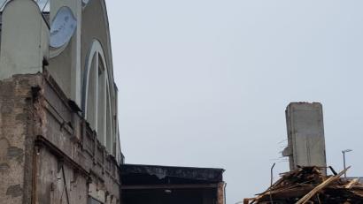 Bild: fph
Die Abrissarbeiten für die Glasschleif haben bereits begonnen. Der Anbau ist bereits Geschichte. Um den Rohbau künftig als Veranstaltungshalle nutzen zu können, werden in den ersten Bauabschnitt 4,6 Millionen Euro investiert.