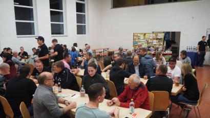 Bild: gz
Dicht an dicht sitzen die Kartenspieler beim Preiswatten in der Schulturnhalle.