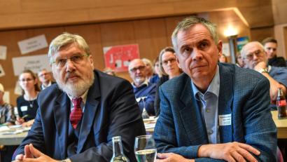 Bild: Florian Miedl
Bürgermeister Karl-Willi Beck (links) und Martin Becher (rechts) vom bayerischen Bündnis für Toleranz.