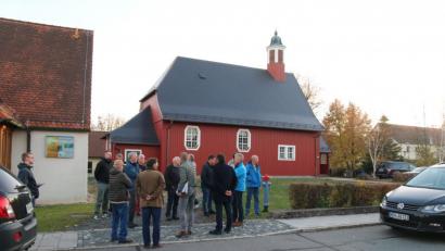 Bild: sne
Die Mitglieder des Bauausschusses nahmen Vorplatz und Martin - Luther - Straße in Augenschein.