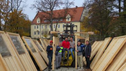 Bild: ubb
Die Buden für den Weihnachtsmarkt im Fischhofpark Tirschenreuth stehen schon: Organistor und Lions-Präsident Franz Göhl (rechts) freut sich, dass sein bewährtes Aufbauteam auch in diesem Jahr wieder beisammen ist und beste Arbeit leistet.