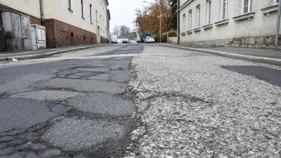 Bild: [Petra Hartl
Die Dreifaltigkeitsstraße hätte eine Sanierung dringend nötig. Doch zuerst müsste laut Baureferent Markus Kühne der Kanal ausgetauscht werden.