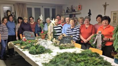 Bild: mez
Seit Wochen treffen sich die Frauen um KAB-Vorsitzende Claudia Porst (Sechste von rechts), um für den Weihnachtsmarkt ein breitgefächertes Sortiment anbieten zu können.