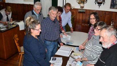 Bild: fjo
Mit der endgültigen Zusammenstellung der "Waidhauser Dorfgeschichte(n)" als mittlerweile 11. Band des Heimatkundlichen Arbeitskreises befasst sich das Redaktionsteam um Vorsitzenden Andreas Ringholz (Dritter von rechts).