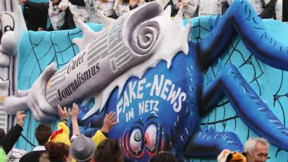 Bild: Ina Fassbender/dpa
Wenn Narren phantasievoll das Thema „Fake News“ aufs Korn nehmen: Motivwagen beim Düsseldorfer Rosenmontagszug.