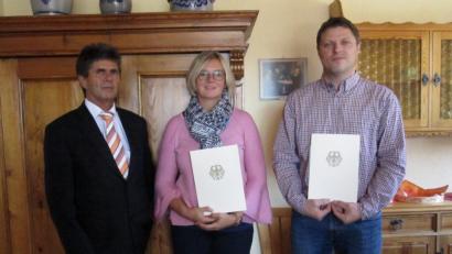 Bild: exb
Die Auszeichnung überreichte (von links) Regierungsoberamtsrat Franz Haderer an die Mitarbeiter Elisabeth Schüller und Christian Biegerl.