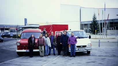 Bild: Uli Iberer
Vor dem ACC, damals gerade frisch eröffnet, stellen sich die Freiwilligen der Aktion Pomoc vor der Abfahrt zum Gruppenfoto auf. Links im Bild der rote Ford Transit, den ein Privatmann aus Kümmersbruck zur Verfügung gestellt hatte. Das Auto hatte es in sich.