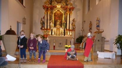 Bild: bk
Die Buben und Mädchen spielen gekonnt die Mantelteilung nach.