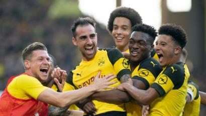 Bild: dpa
Jadon Sancho (rechts) ist einer dieser jungen Überflieger bei Borussia Dortmund. Er und seine Teamkollegen haben derzeit viel zu jubeln