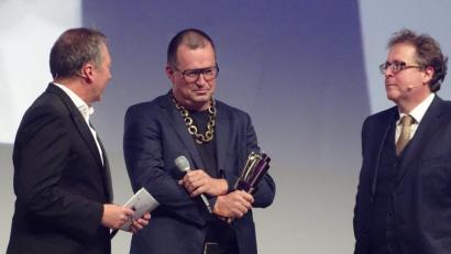 Bild: hou
Zwei Oberpfälzer und ein Oberbayer: Rundfunksprecher Thorsten Otto aus Weiden (links) moderierte, der gebürtige Schwandorfer Objktkünstler Christian Schnurer (Mitte) erhielt den Kulturpreis des Bayernwerks und Richard Loibl, Direktor des Haus der Geschichte in München, hielt die Laudatio.