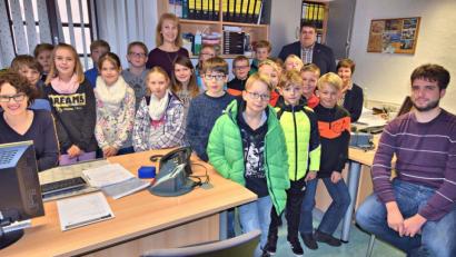 Bild: no
Die Schüler der Klasse 4a mit den beiden Bürgermeistern Brigitte Bachmann und Dieter Dehling (hinten), sowie Lehramtsanwärter Martin Steinberger (rechts).