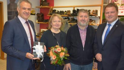 Bild: jr
Glückwünsche zum 70-jährigen Bestehen des Schuhhauses Mörtl überbrachten Bürgermeister Roland Grillmeier (links) und Gewerbefördervereins-Vorsitzender Stefan Grillmeier (rechts). Darüber freuten sich Geschäftsführerin Christine Mörtl-Wurdack und Ehemann Josef Wurdack.