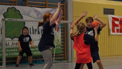Bild: Lucas Reiml
Engagiert kämpften die Klassenmannschaften beim Grundschulturnier der FC-Handballer um Punkte und Tore.