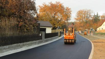 Bild: Hirsch
Auch über die Erschließungsarbeiten rund um das Baugebiet "Am Kühberg" in Kröblitz verschafften sich die Mitglieder des Bauausschusses einen Überblick. Unter anderem wurde die Zufahrtsstraße zum Baugebiet in der vergangenen Woche asphaltiert.