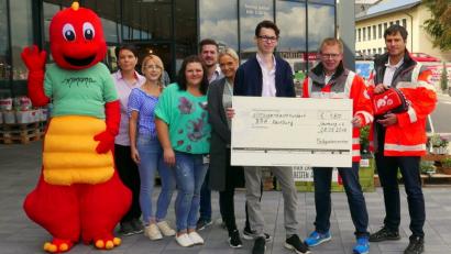 Bild: exb
Die Übergabe eines symbolischen Schecks über 1800 Euro und des Defibrillator fand am Pfalzgrafencenter statt. Auf dm Bild die BRK-Vertreter Stefan Dirnberger und Maximilian Lang, Michael Winderl junior (von rechts) sowie die Filialleiter der Geschäfte.