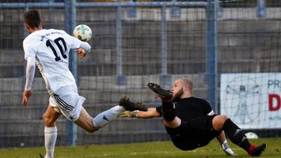 Bild: Büttner, Gerhard
Das war das 1:0 für Weiden: Michael Busch schießt am Etzenrichter Torwart Michael Heisig vorbei zum 1:0 ein.